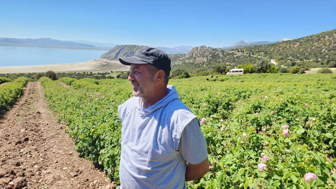 Göl manzaralı, gül kokulu bahçelerde hasat keyfi! Litresini 12 bin euroya satıyorlar 14